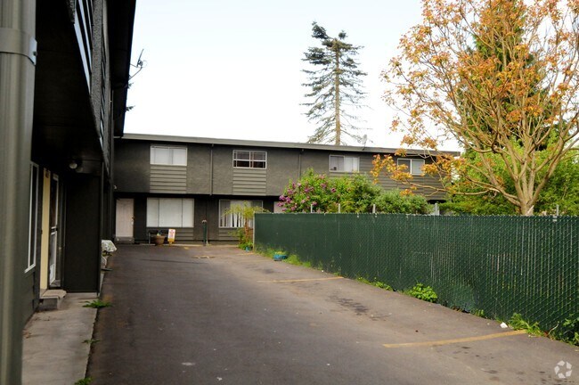 Building Photo - Holly Tree Apartments