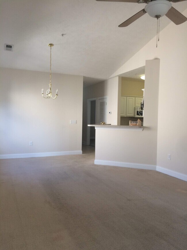 Open concept kitchen with peninsula (can fit two bar stools! - 101 Fountain Pointe Ln