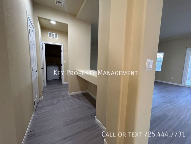 Foto del edificio - 4 BEDROOM 2.5 BATH + LOFT HOME IN SILVERAD...