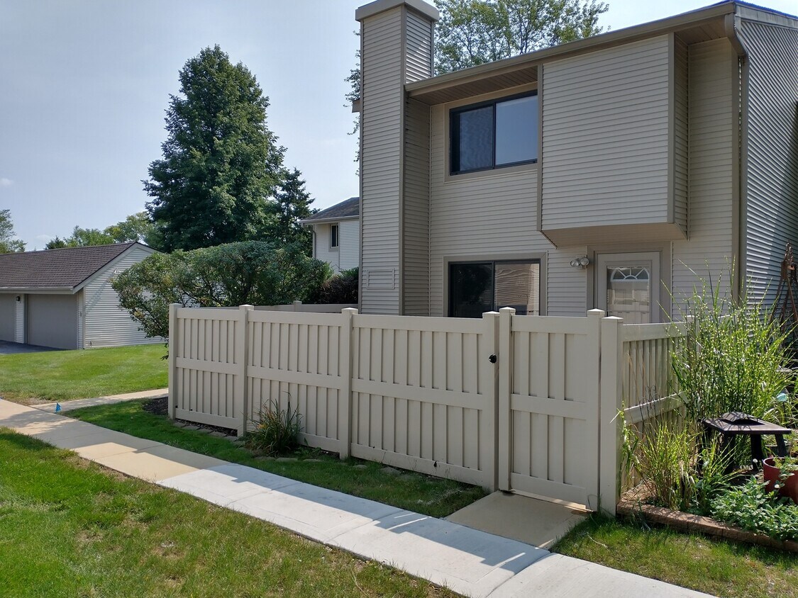 Primary Photo - 518 Del Lago Dr