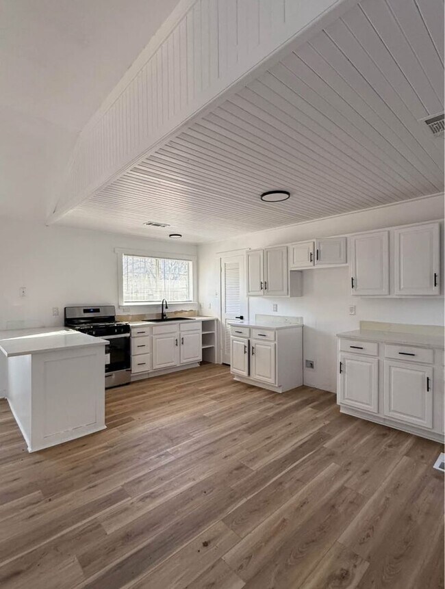 Building Photo - Charming Fully Remodeled 3-Bedroom, 1.5-Bathroom Home in Bryant – Modern Finishes and Large Yard!