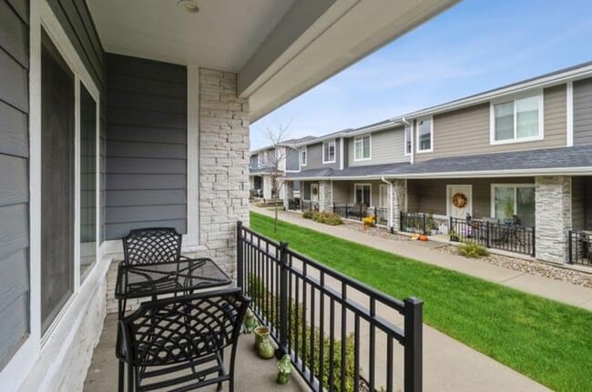 Building Photo - 3BR 2.5bath Townhome Available in Waukee