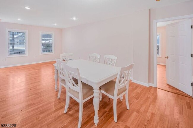 Foto del edificio - 77 Swartswood Rd