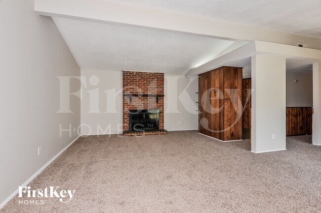 Foto del edificio - 2440 Cherry Ln