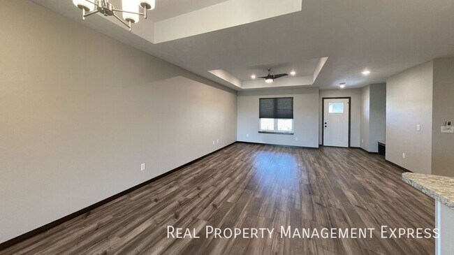 Foto del edificio - 3 Bed 2 Bath Townhome w/ Double Garage in Southeast SF