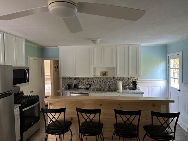 Foto del edificio - 384 Parker Farm Rd