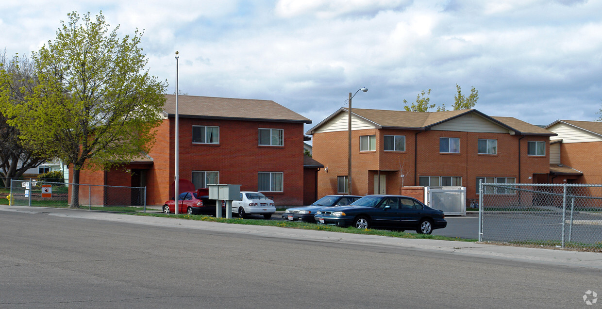 Building Photo - Checola Apartments