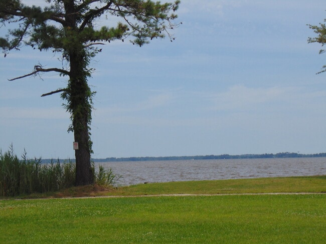 Building Photo - Water-Front Living