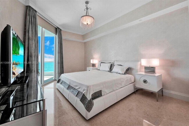 Building Photo - 16051 Collins Ave