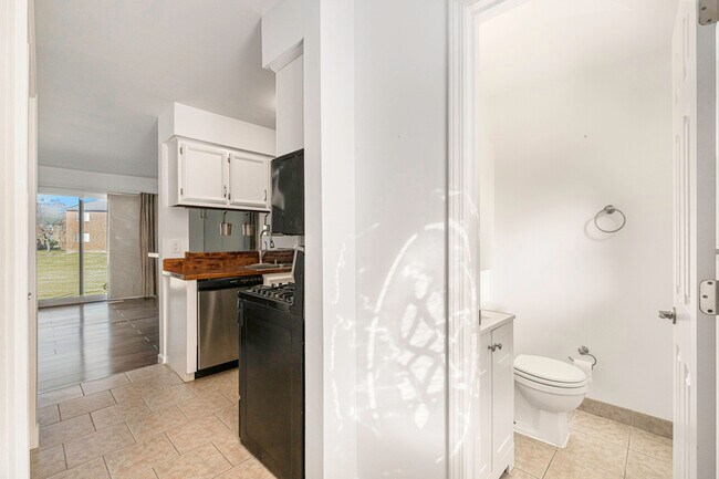 Foto del edificio - 8445 Hickory Dr
