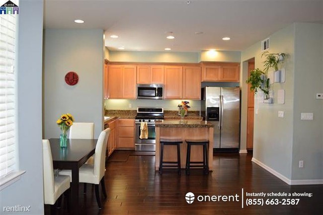 Building Photo - 3 br, 2.5 bath Townhome - 25437 Huntwood Ave