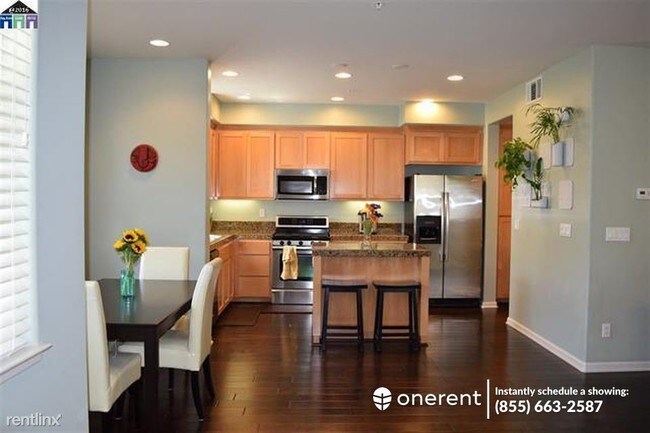 Foto del edificio - 3 br, 2.5 bath Townhome - 25437 Huntwood Ave