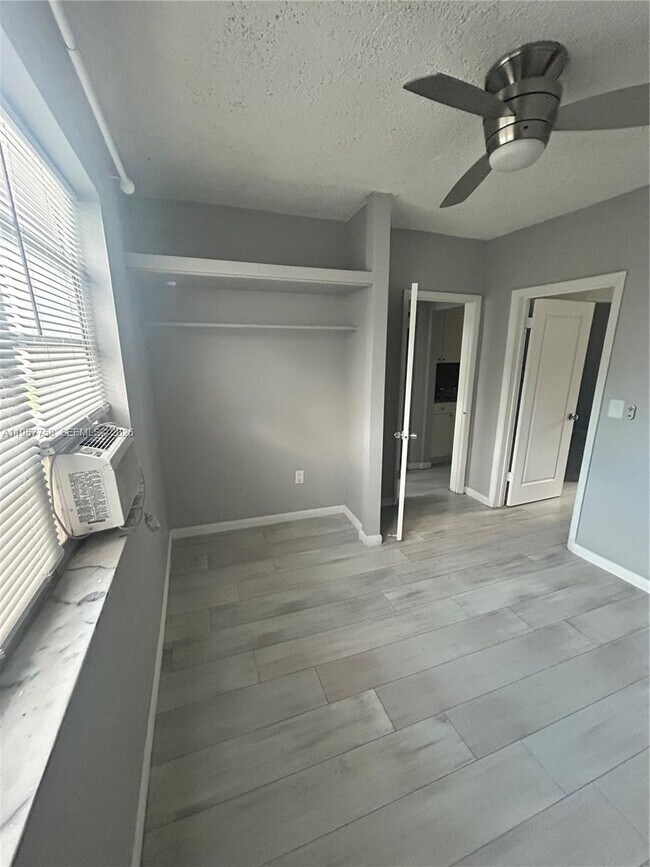 Foto del edificio - 1720 NW 1st Pl