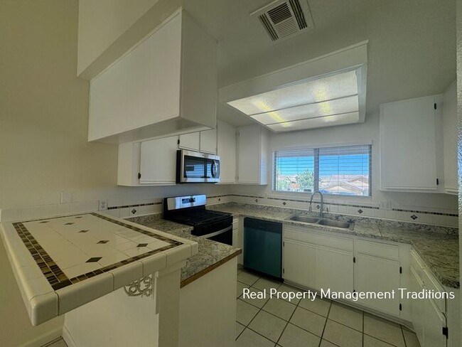 Foto del edificio - 3 bed, 2 bath Lake Los Angeles