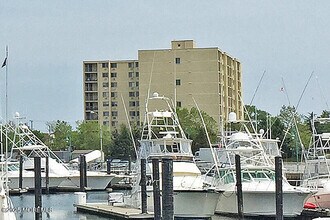 Building Photo - 1000 River Rd