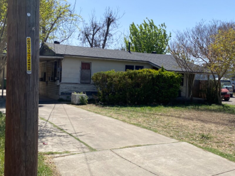 Primary Photo - 102 E Burcham Ave