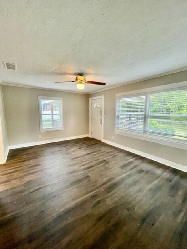 Building Photo - Adorable 2 bedroom 1 bath home . Located i...