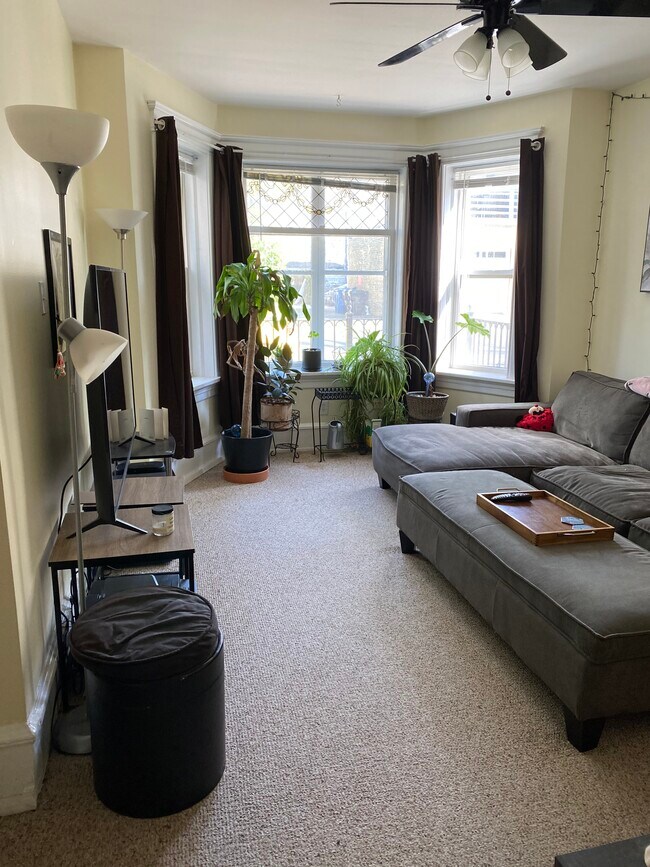 Living Room - 2013 W Cortland St