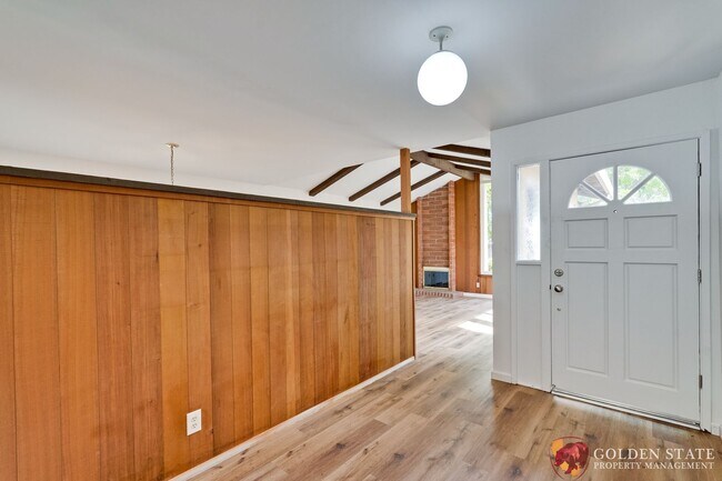 Foto del edificio - Sunnyvale home with central air and new LV...