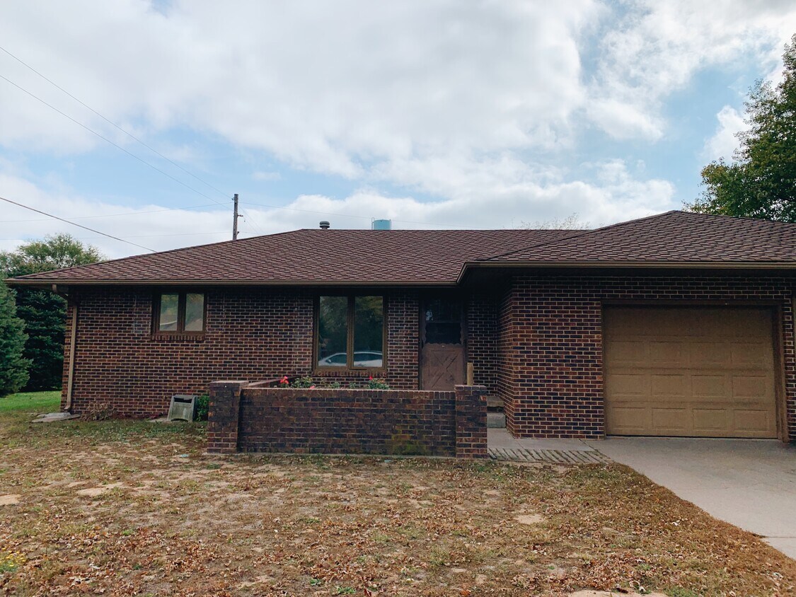 305 Hemlock St, Hutchinson, KS 67502 Townhome Rentals in Hutchinson