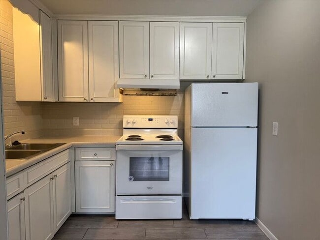 Building Photo - Remodeled 1 Bedroom Apartment!!! Walk to t...