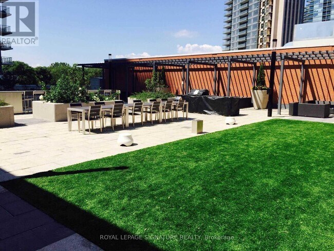 Photo du bâtiment - 2212 Lake Shore Blvd W