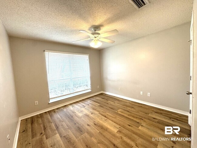 Foto del edificio - 9964 Hollowbrook Ave