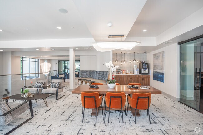 Salón de negocios y área de café - 92 West Luxury Paces
