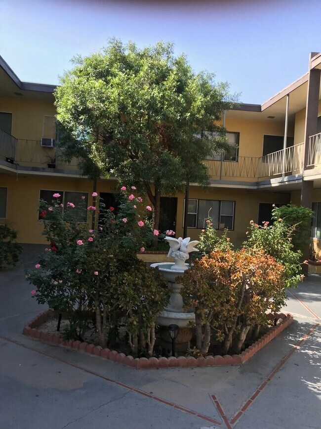 Foto del edificio - Spacious 1-Bedroom Apartment in Van Nuys –...