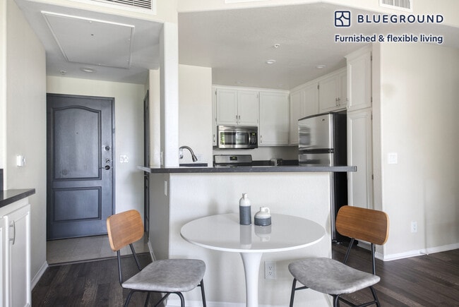Building Photo - 114 N Doheny Dr