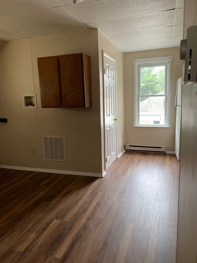 Building Photo - 405 Garlinger Ave