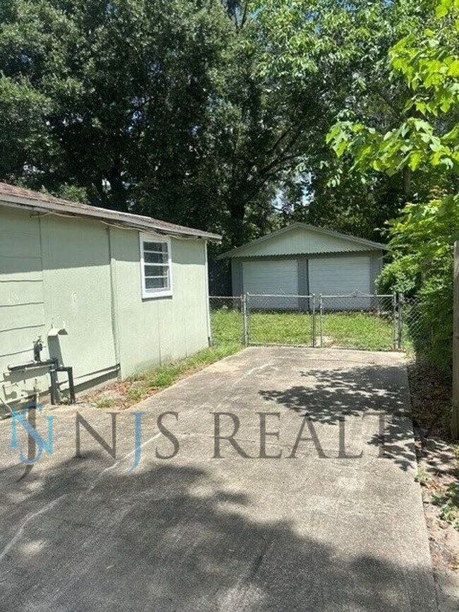 Foto del edificio - JUST RENOVATED! 2/1, 1180sq ft, Fully Updated Kitchen~Bath ~floors. NEW Appliances & Paint... wit...