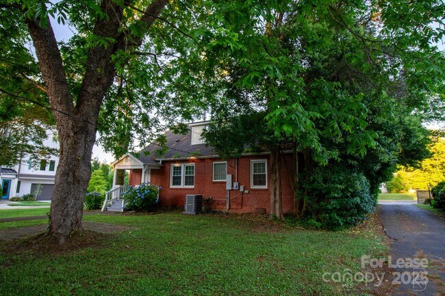 Foto del edificio - 3400 Eastway Dr