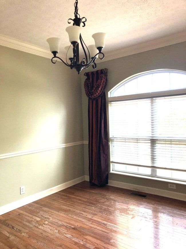 Building Photo - 4-Bedroom Home in Hendersonville!