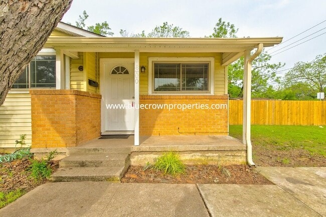 Building Photo - 1300 Bennett Dr