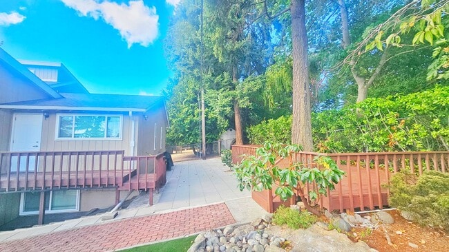 Building Photo - Mercer Island gem - 4 BD 2.5 Ba in Beautif...