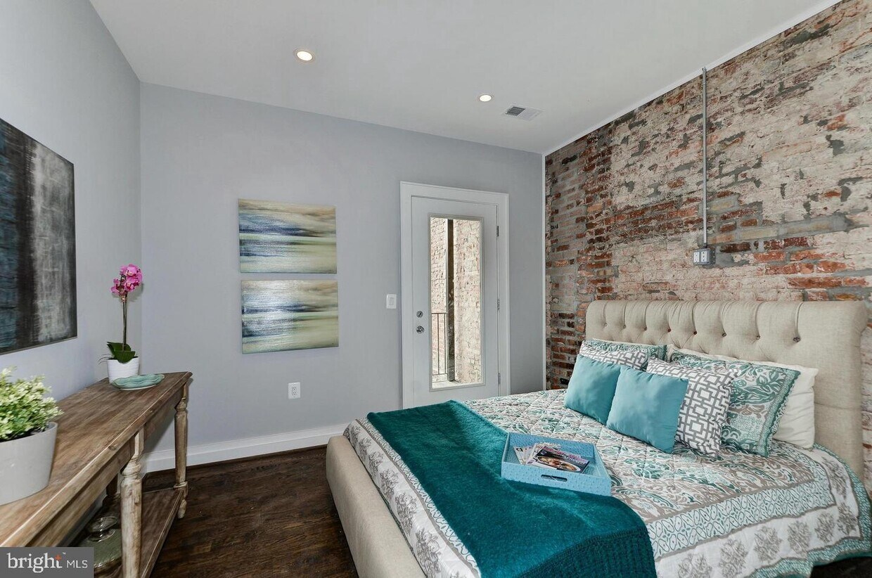 Foto principal - 3619 14th St NW