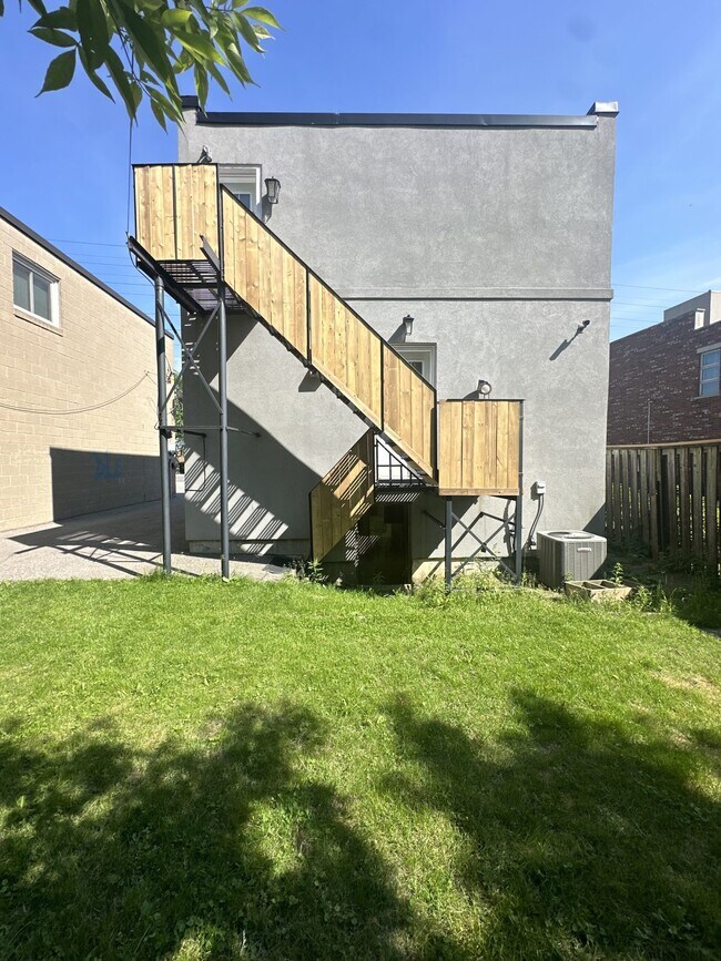 Photo du bâtiment - 899 Lakeshore Rd E