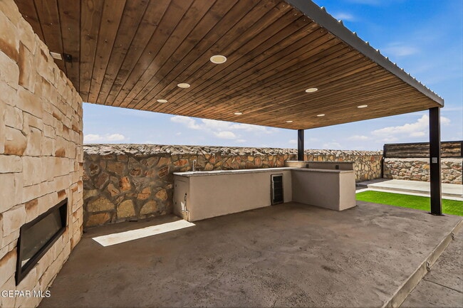 Building Photo - 329 Hector Porras Dr