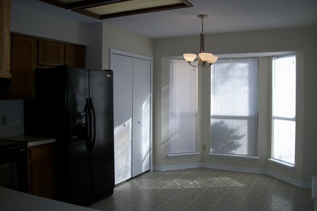 Building Photo - 3 Bedroom 2 bathroom townhouse
