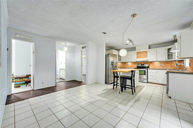 Building Photo - 1619 J J Seabrook Dr