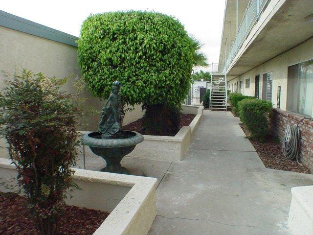 Landscaped Walkway - 15015 Gramercy Pl