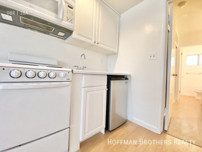 Building Photo - 634 N St Andrews Pl