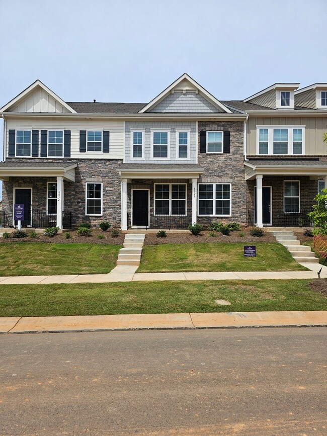 Building Photo - Like New Townhome in Mint Hill