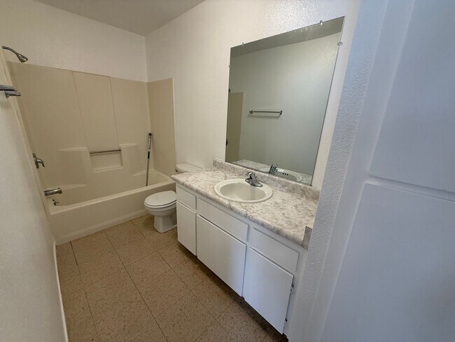 Foto del edificio - 118 W Boone St