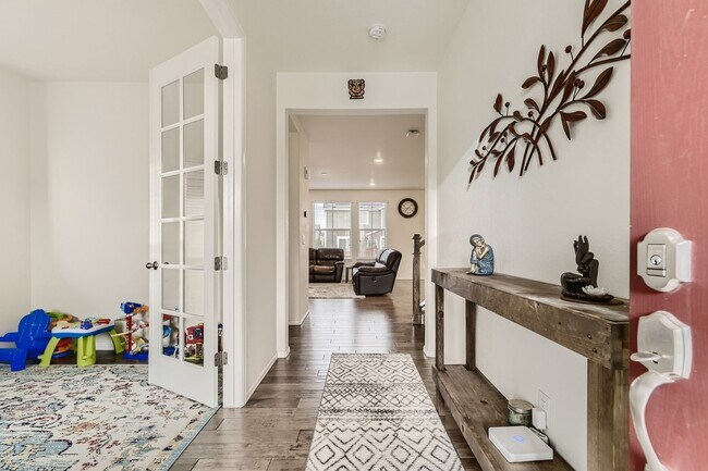 Foto del edificio - Beautiful 4 bed, 4 bath home is located in the Sierra Ridge neighborhood of Parker
