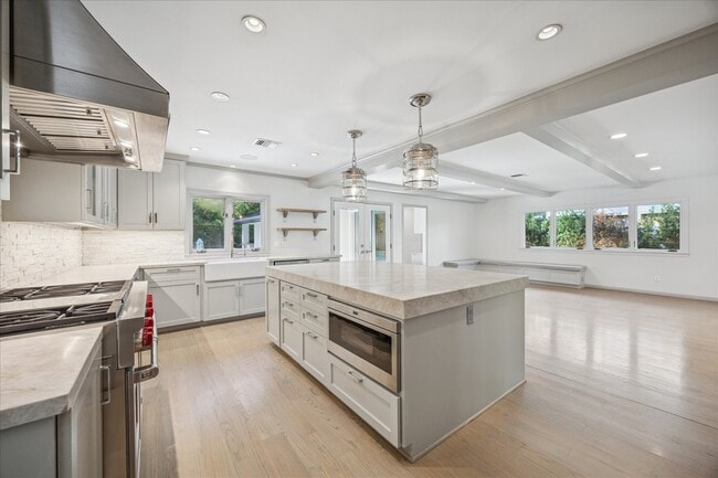 Building Photo - 547 3 Corners Dr