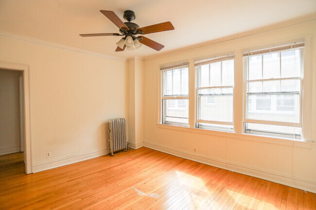 Building Photo - 4413.5 N Greenview Ave