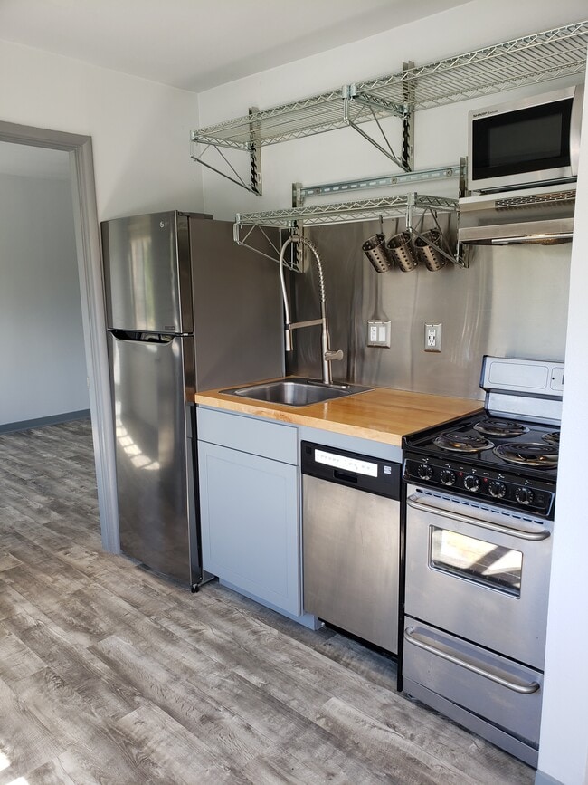 kitchen - 3200 E Madison St