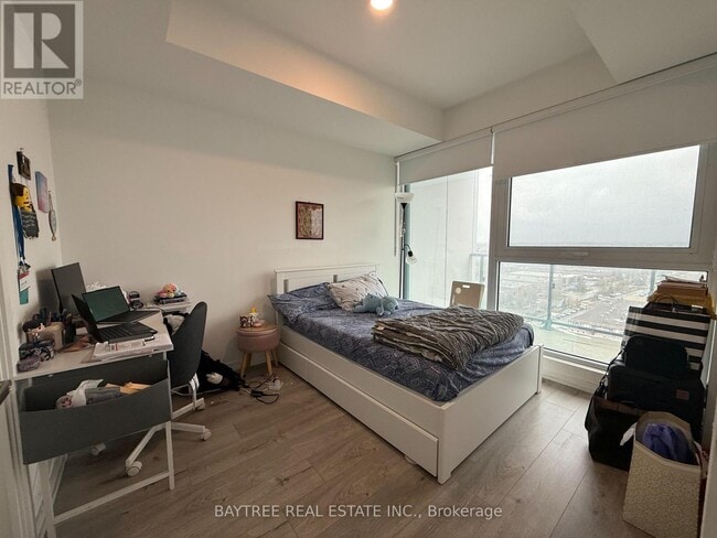 Photo du bâtiment - 1000 Portage Pkwy